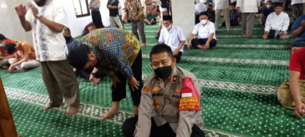 Kapolsek Pondok Gede Sambil Jum'atan Ajak Masyarakat untuk Vaksin dan Taat Prokes