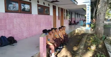Guru Kompak Telat, Puluhan Siswa SD di Ponorogo Ini Terlantar