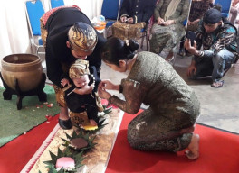 Lestarikan Tradisi Leluhur, Bayi Turun Tanah oleh Pasangan Muda Tanjungrejo