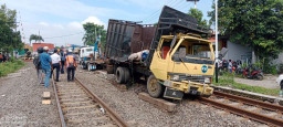 Diduga Terlambat Tutup Palang Pintu, 2 Truk Dihantam Kereta Api