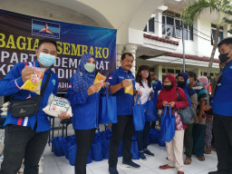Demokrat Kota Madiun Bagi Sembako dan Lantik Pengurus BMI