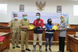 BPJAMSOSTEK Serahkan Bantuan Helm dan Rompi Pekerja Proyek JLS Sampang
