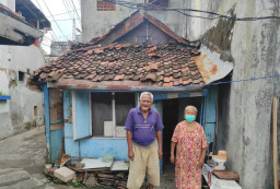 Rumahnya Dibedah Baznas Surabaya, Kakek Kusno: Terimakasih Pak Eri dan Baznas
