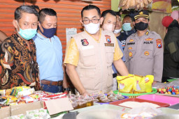 Satgas Pangan Polda Jatim Pantau Ketersediaan Minyak Goreng Curah di Pasar Wonokromo