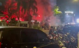 Terdegradasi ke Liga 2, Suporter Persela Rusak Pendopo Lokatantra dan Sekretariat