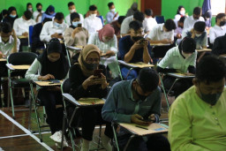 Perusahaan Buka Lowongan Pekerjaan, Ratusan Pencaker Serbu Dinsakerkum Kota Madiun