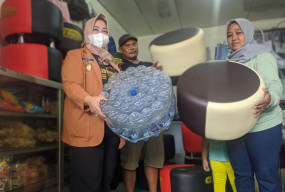 Sulap Botol Bekas Jadi Kursi Unik, Wabup Ponorogo: Solusi Sampah Plastik