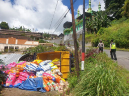 Ikuti Google Map, Truk Pakan Kucing Terguling di Jalur Sarangan Magetan