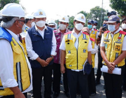 Tinjau Jembatan Ambles di Lamongan, Menteri PUPR Minta H-10 Lebaran Harus Selesai