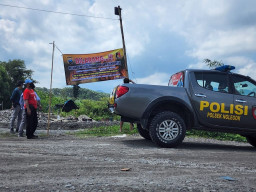 Polres Blitar Kota Pasang Banner Larangan Aktifitas Tambang Pasir Liar di Kali Bladak
