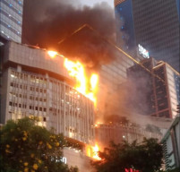 Tunjungan Plaza 5 Terbakar, Pengunjung Berhamburan Menyelamatkan Diri