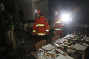28 Unit Mobil Pemadam Dikerahkan ke TP 5, Wali Kota Eri Turun ke Lokasi