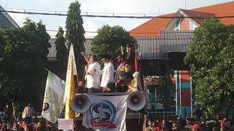 Sebelum Ditemui Ketua DPRD Jatim, Demo Mahasiswa Surabaya Memanas