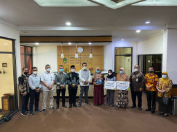 Safari Ramadhan di Pasuruan, Dirkeu BPJAMSOSTEK Serahkan JKM