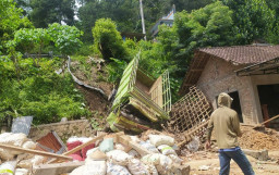 Rem Blong, Truk Porang Terjun ke Jurang dan Timpa Gudang Warga di Ponorogo