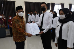 Sutiaji Resmi Serahkan Keputusan Pengangkatan 180 CPNS di Pemkot Malang