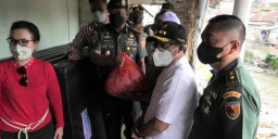 Wali Kota Sutiaji Tinjau dan Beri Bantuan Warga Terdampak Luapan Sungai Brantas