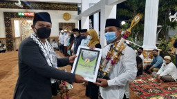 Walikota Madiun Serahkan Hadiah Lomba Kebersihan Makam Tahun 2022