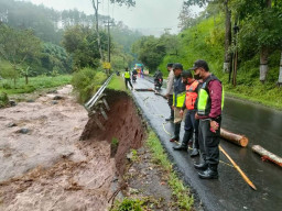 Jalur Malang-Kediri Terganggu, Polsek Pujon Berlakukan Sistem Buka Tutup