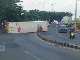 Jalur Surabaya-Mojokerto Lumpuh Gegara Kontainer Terguling di Flyover Trosobo