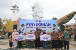 Walikota Madiun Serahkan BLT Dari DBHCHT Kepada Buruh Pabrik Rokok