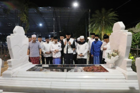 Berziarah di Makam Sunan Ampel, AHY Disambut Ribuan Warga Surabaya