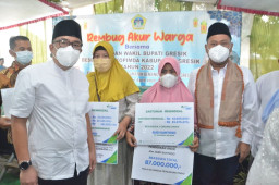 Safari Ramadhan, Bupati Gresik Serahkan Manfaat Program BPJAMSOSTEK