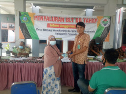 Warga Wonokarang Kecamatan Balongbendo Terima BLT DD