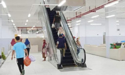 Naiki Eskalator Pasar Legi Ponorogo, 2 Wanita Terjatuh