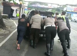Urai Kemacatan, Personil Polres Batu dengan Sigap Dorong Mobil Mogok di Tengah Jalan
