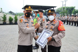 Kapolres Bekasi Kota Pimpin Apel dan Berikan Reward saat Halal Bihalal