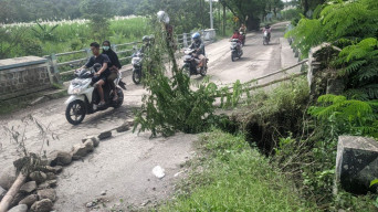 7 Bulan Dibiarkan Ambrol, Lubang Jembatan Kedung Dowo Ponorogo Siap Minta Korban