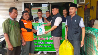 Lazisma MAJT Salurkan Bantuan ke Warga Terdampak Banjir Rob di Tambak Lorok Semarang