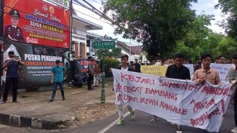 Dua Oknum Jaksa Diduga Lakukan Pemerasan, Aktivis BPK Demo Kantor Kejari Sumenep