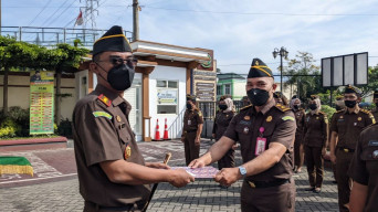 Kajari Batu Berikan Piagam Penghargaan kepada Pegawai Teladan