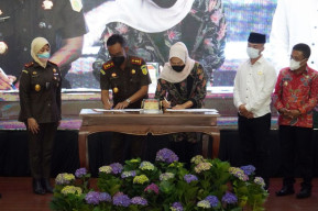 Wali Kota dan Kajari Batu Melakukan Penandatanganan NPHD dan BAST