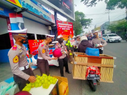 Operasi Patuh Semeru 2022, Kasat Lantas Polres Batu, Beri Doorprize Pengendara
