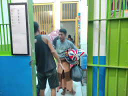 Bongkar Benda Mudah Tebakar di Lapas untuk Ciptakan Kamar Hunian Lebih Nyaman