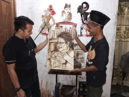 Seniman Sidoarjo Lukis Cethe Kopi Ketua Umum Golkar