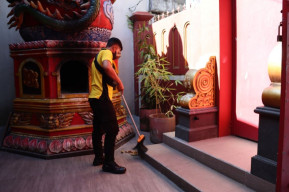 Polres Batu Adakan Kerja Bhakti Religi di Dua Tempat Ibadah