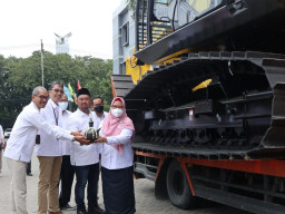 Untuk Revitalisasi Kali Lamong, Bank Jatim Serahkan Bantuan Excavator