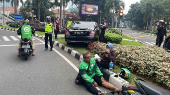 Kena Serangan Jantung, Sopir Mercy Tabrak Ojol lalu Meninggal di Taman