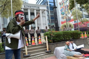 Seniman Sebut MK sebagai Mahkamah Kasur, Semua Perkara Selesai di Atas Ranjang