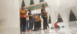 Momen Langka, Netizen Tak Nyangka Imam Salat Jama'ah Ketua MA