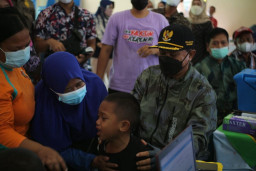 Dukung Vaksinasi BIN, Walikota Madiun Bagikan Minyak Goreng