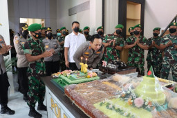 Puluhan Anggota TNI Mendatangi Polres Batu lalu Berikan Kejutan