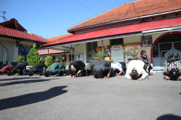 Sujud Syukur, Puluhan Napi Lapas Kelas I Madiun Dapat Asimilasi