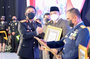 Antarkan Pemkot Surabaya Terima Sederet Penghargaan