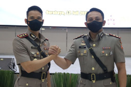 Kapolda Jatim Lantik Dirlantas dan Karumkit Bhayangkara Tk. II Serta 12 Kapolres Baru