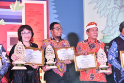 Bupati Sumenep Dinobatkan Sebagai Tokoh Penggerak Koperasi Terbaik 2022